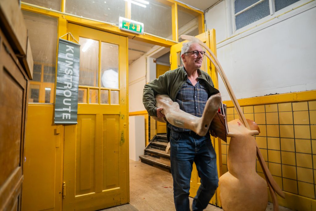 Kunstenaarsbroedplaatsen_Kaasmarktschool_Leiden: Jaap onderweg naar zijn atelier