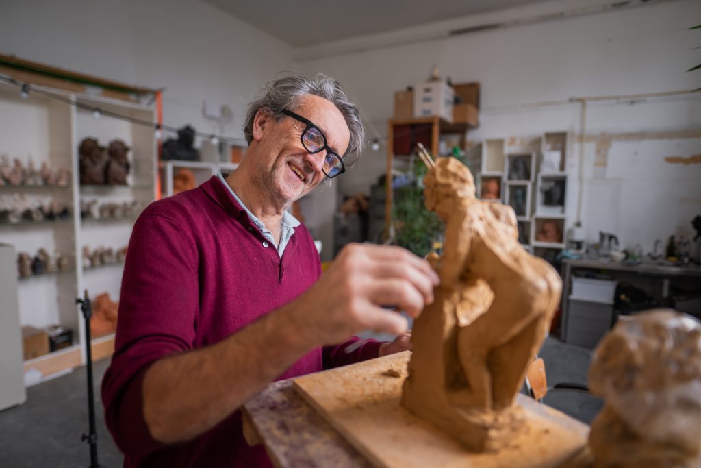 Koen de Vries bewerkt zijn kunst