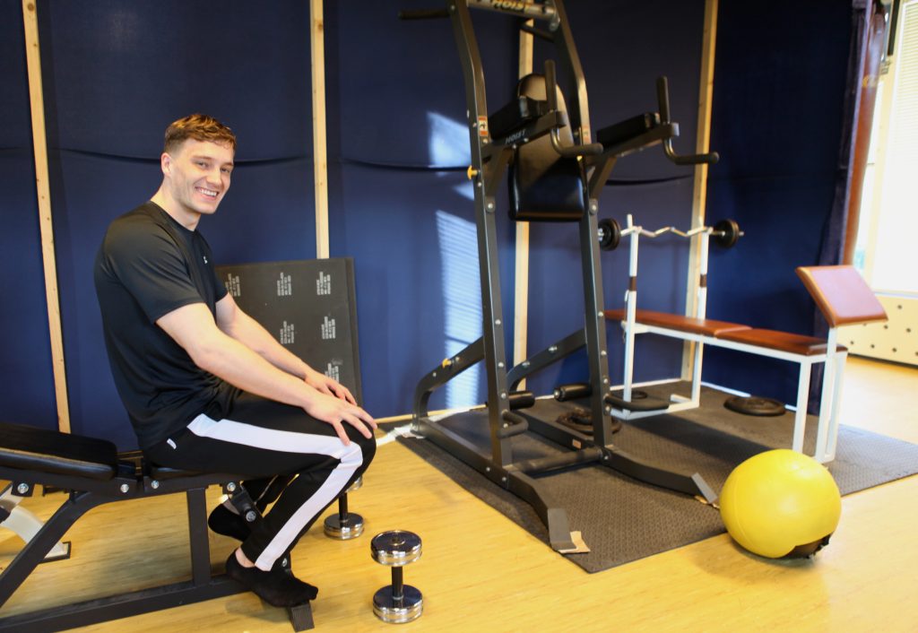 Tijmen in zijn antikraak woonruimte in een kinderdagverblijf