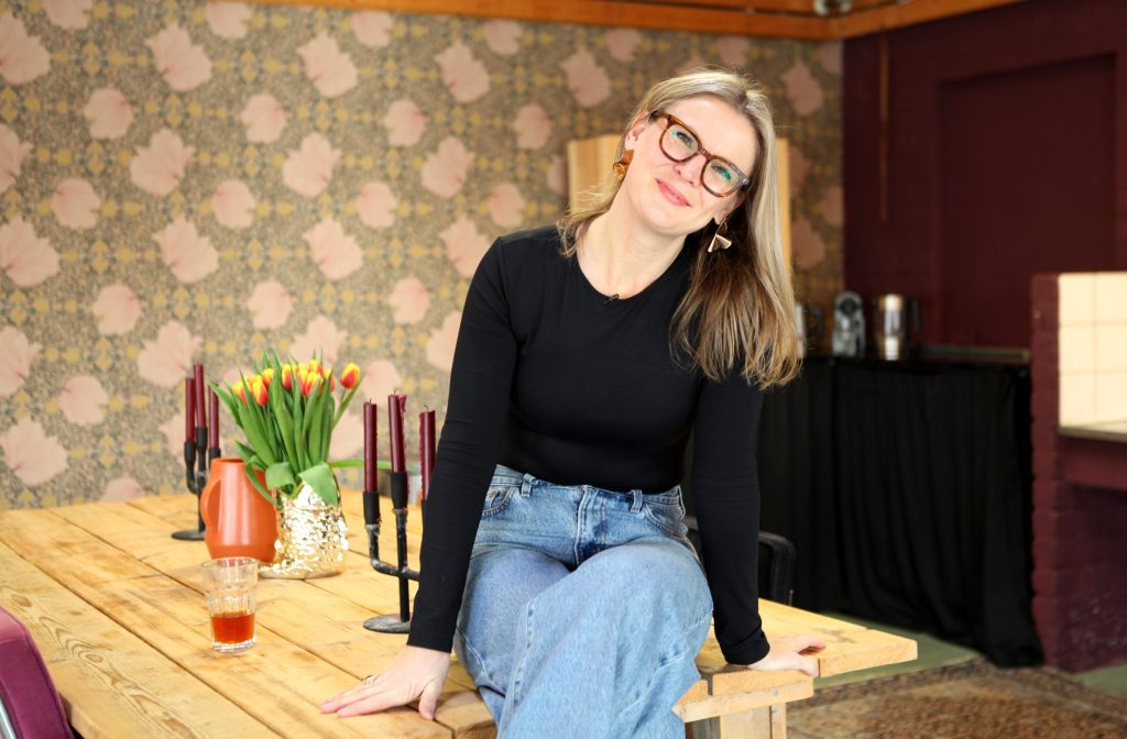 Jolien over antikraak wonen in een basisschool, ze woont nu in 'groep 2'.