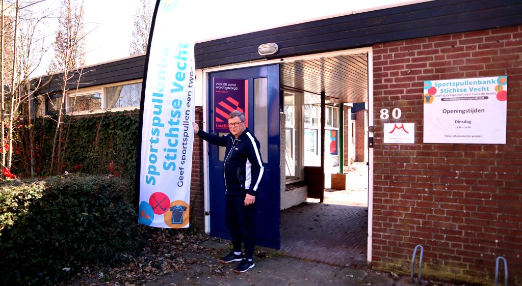 Piet voor de ingang van de Sportspullenbank in tijdelijk vastgoed.