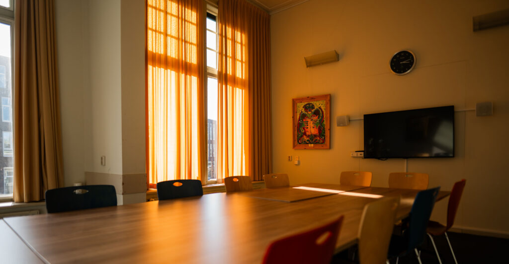 Antikraak werkruimte met gesloten gordijnen als bescherming tegen de zomerse hitte