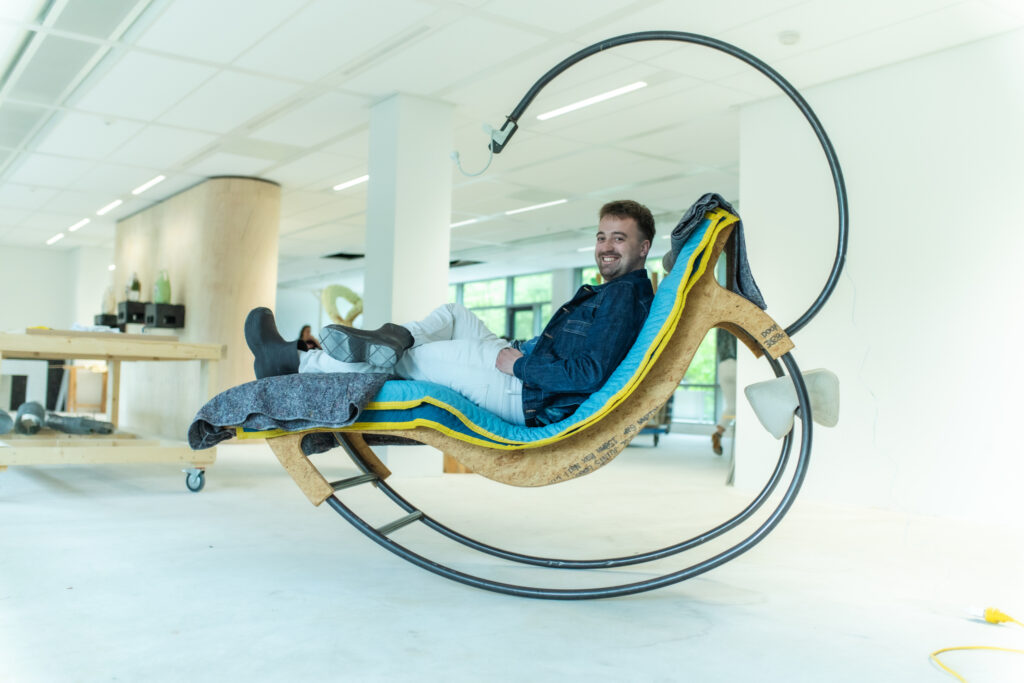 Boris Steiner bouwt aan een kunstwerk in zijn antikraak atelier