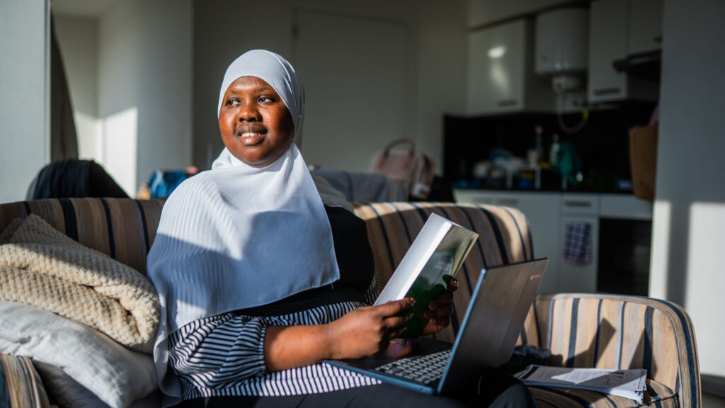 Carmen, statushouder in Leiden, verdiept zich in haar zorgopleiding tijdens het woon-leer-werktraject.