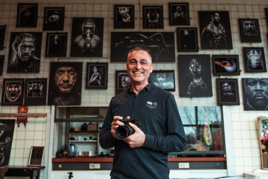 Portretfotograaf Ed van der Weijden in zijn atelier in de oude Minkemaschool, een creatieve broedplaats in Woerden via leegstandbeheer.
