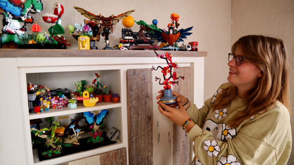 Eline in haar bruikleenwoning in Tiel, in een knus ingerichte woonkamer.