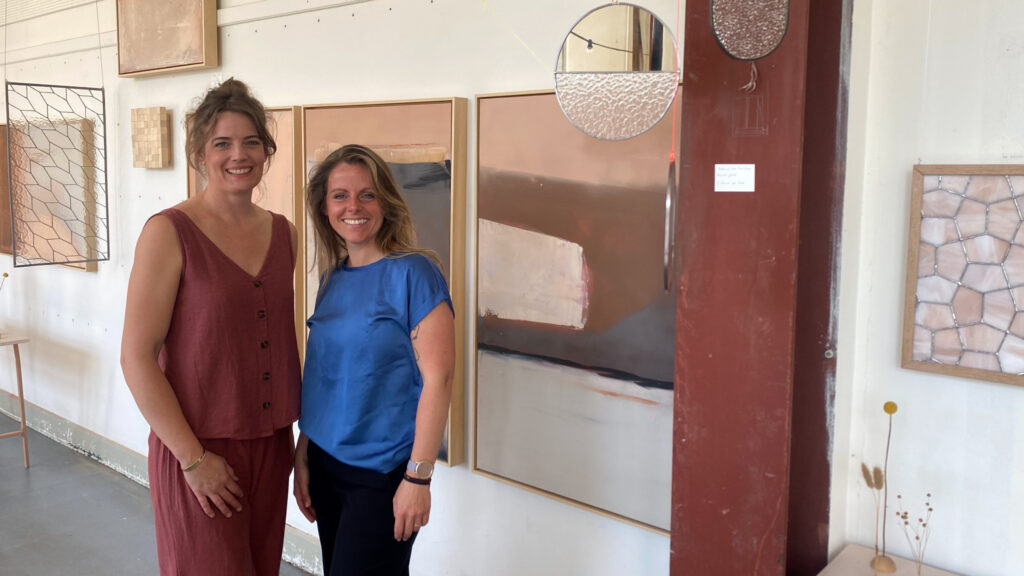 Janneke en Pauline tijdens de Open Studio in hun bruikleen antikraakatelier in Woerden