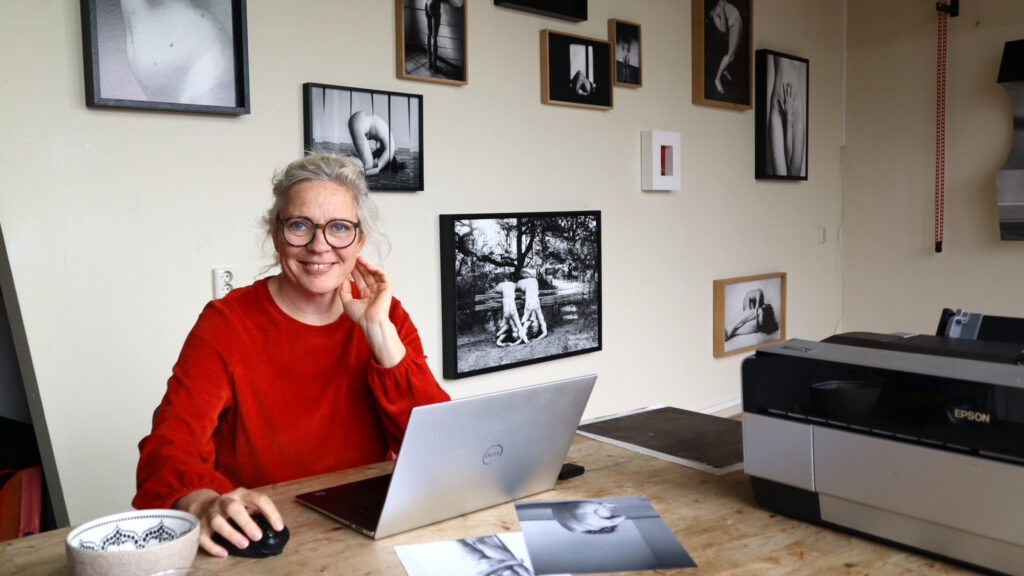 Leonie fotografeert in antikraak atelier in Leiden via Livable leegstandbeheer