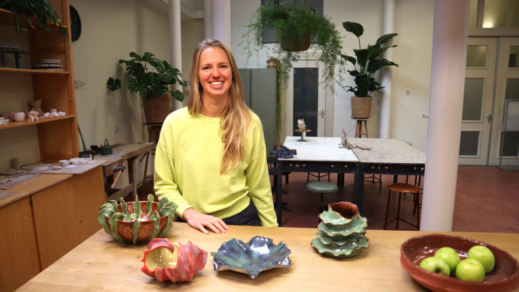 Stefanie werkt met klei in haar atelier in Het Leidse Volkshuis in Leiden I Livable leegstandbeheer