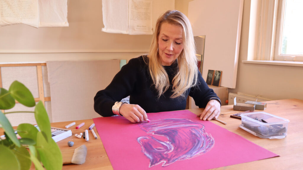 Anouk Hoeksema werkt in haar antikraak atelier via leegstandbeheer | Livable