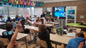 Plastic soep expert Karl Beerenfenger aan het werk 