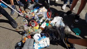 Plastic soep expert Karl Beerenfenger aan het werk op scholen