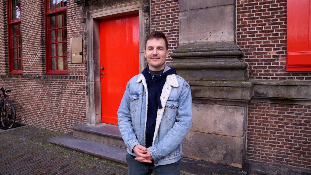 Karl Beerenfenger voor zijn antikraak werkruimte in het Gravensteen in Leiden