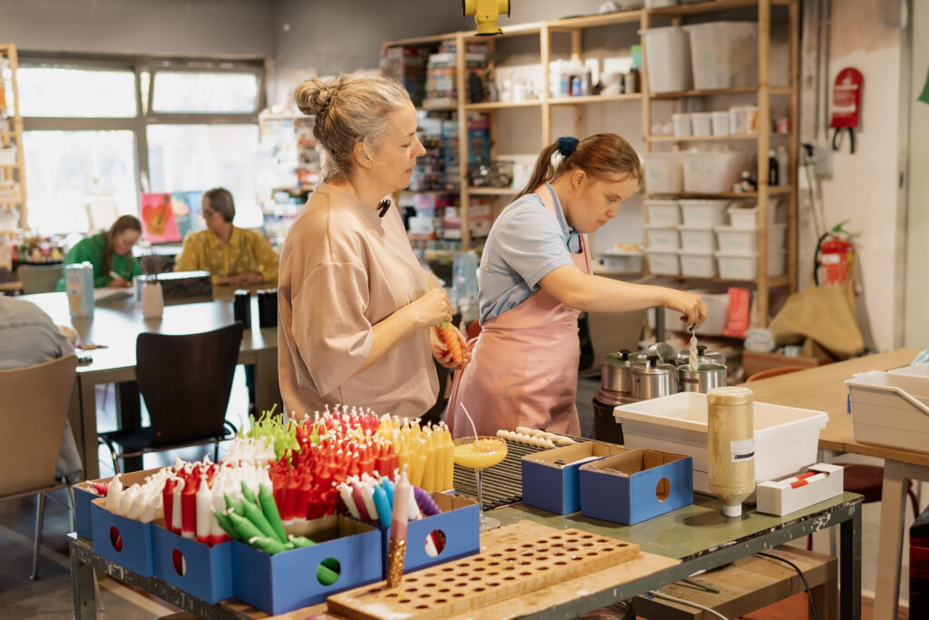Livable - SNUIST Kelly en Sanne maken kaarsen