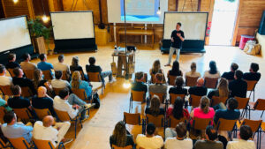 Plastic soep expert Karl Beerenfenger aan het werk in Leiden