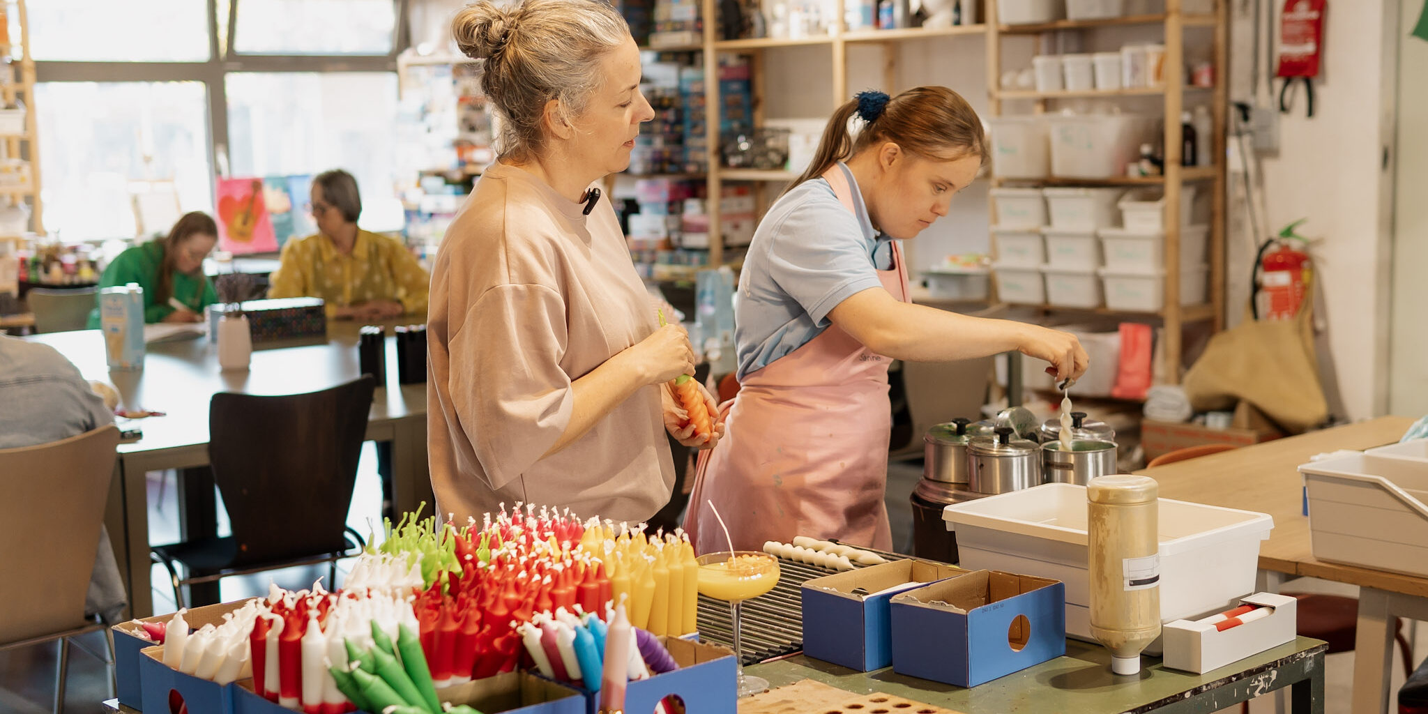 Livable - SNUIST Kelly en Sanne maken kaarsen
